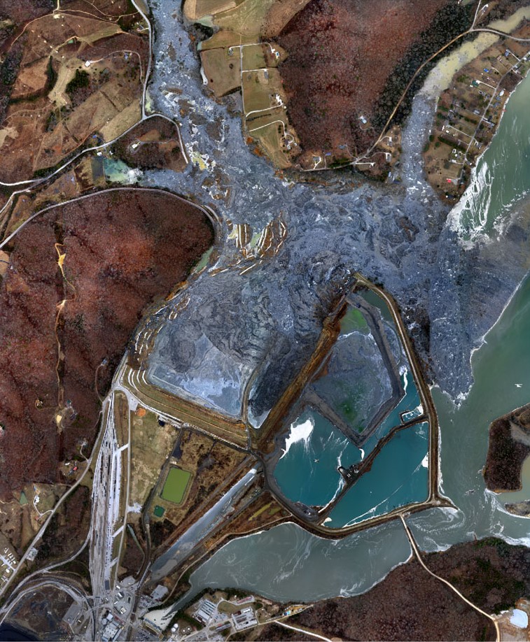 Aerial image of the Kingston power plant coal ash spill.